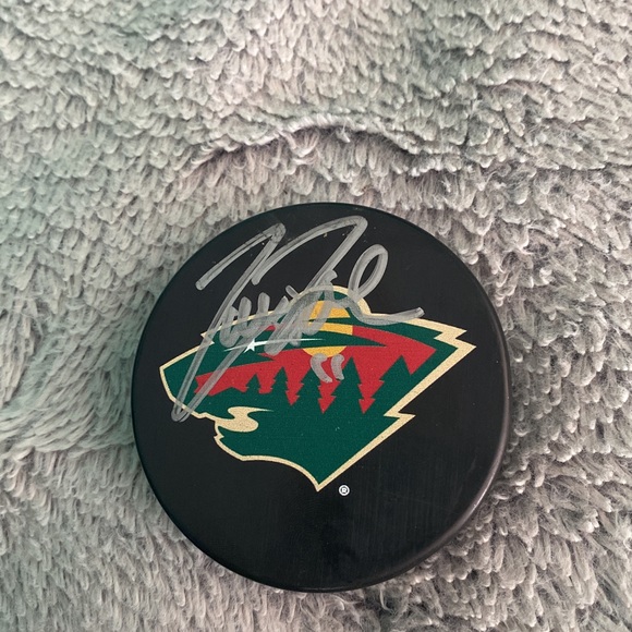 ZACH PARISE SIGNED HOCKEY PUCK